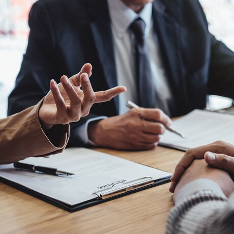 Gesprächssituation eines Business Meetings mit drei Personen